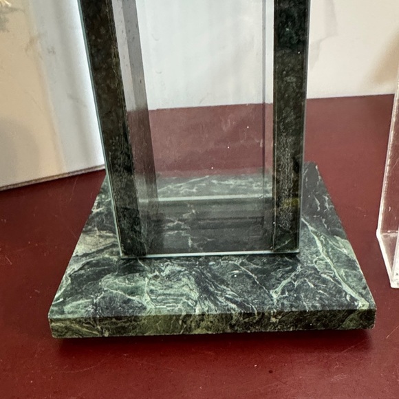 V 1 glass vase.  Elegant Green Marble base and side Vase - Picture 3 of 7